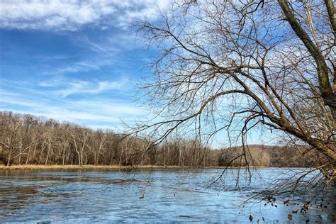Shenandoah river park - Shenandoah River State Park campground has 55 campsites. There are 32 campsites with water/electric hookups (20-30-50 amp). There are also 10 (primitive) tent only sites (on the river), 3 yurts, 10 cabins, 1 group campsite and 1 lodge available for rent. The campsites can accommodate tents, trailers and RVs (up to 60 feet). 